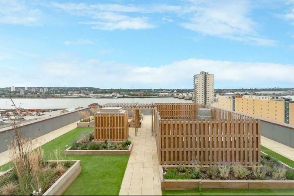 City Escape - Royal Wharf Londra Esterno foto