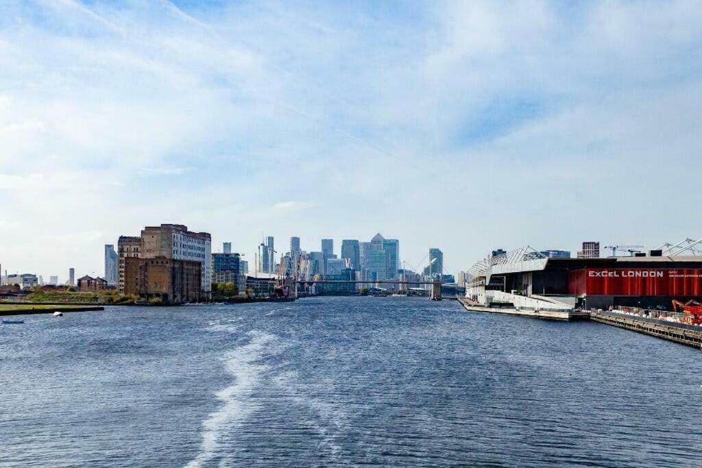 City Escape - Royal Wharf Londra Esterno foto